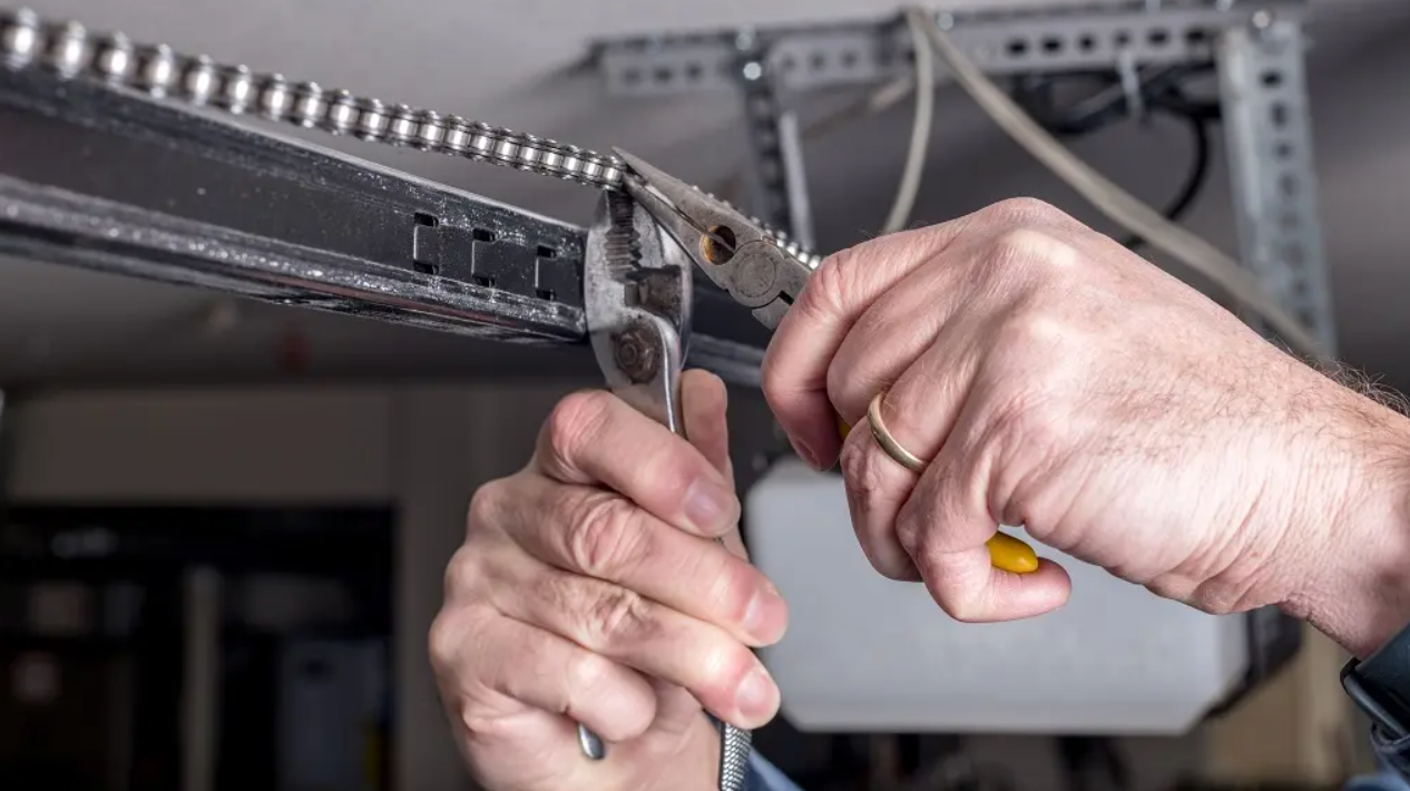 fixing the noise of the garage door, noisy garage door fix service of Mariner Garage Door Repair.